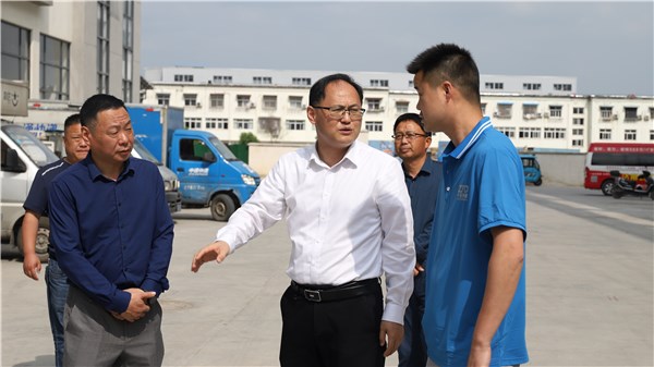 市委副書記鄭曉軍深入調(diào)研電商與快遞業(yè)倉儲服務發(fā)展情況